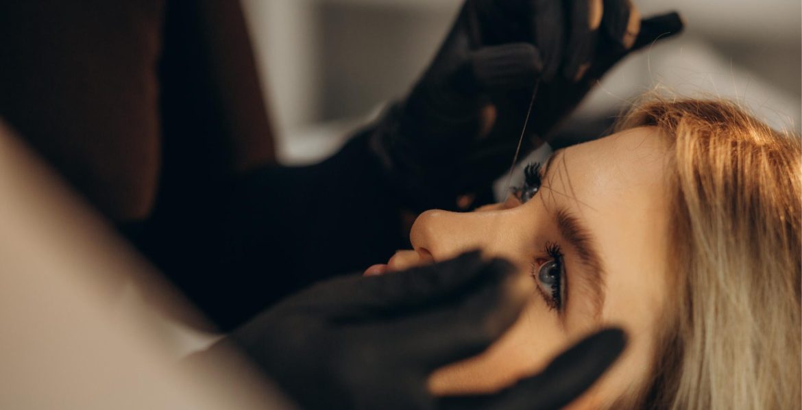 mikrobleiding-eyebrow-measurement-cosmetologist-m-2025-03-16-18-07-31-utc (1)